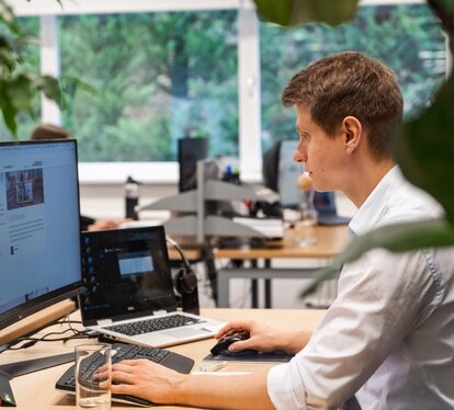 Employee working on a computer in the Zingerle Group office.